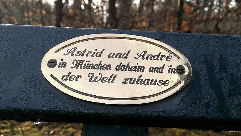 Im Englischen Garten und Nymphenburger Schlosspark haben Münchner tausende Plaketten mit Widmungen auf Parkbänken angebracht.
