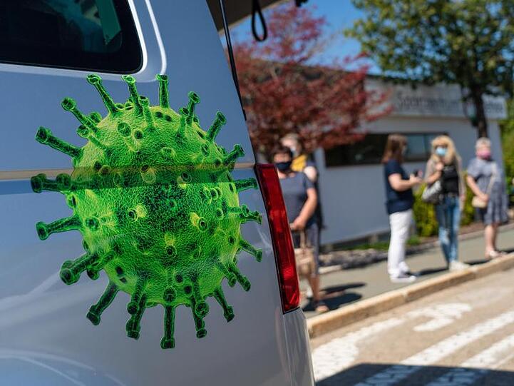 Menschen stehen Schlange, um sich bei einer mobilen Corona-Teststation im bayerischen Rehau auf das Virus testen zu lassen.
