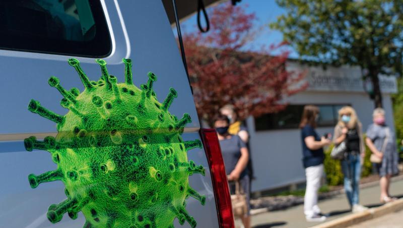 Menschen stehen Schlange, um sich bei einer mobilen Corona-Teststation im bayerischen Rehau auf das Virus testen zu lassen. Menschen stehen Schlange, um sich bei einer mobilen Corona-Teststation im bayerischen Rehau auf das Virus testen zu lassen.