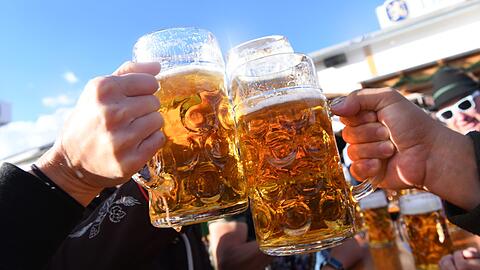 Die Wiesnwirte wollen den Jugendschutz beim Bierausschank auf dem Oktoberfest verbessern (Symbolbild).