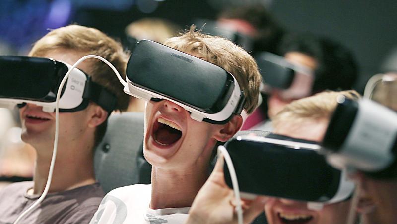 Besucher der Gamescom tauchen mittels VR-Brillen in ein Computerspiel ein. Besucher der Gamescom tauchen mittels VR-Brillen in ein Computerspiel ein.