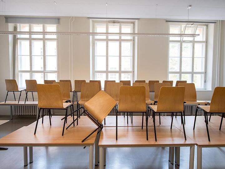 Ein leeres Klassenzimmer. Foto: Fabian Sommer/dpa/Archivbild