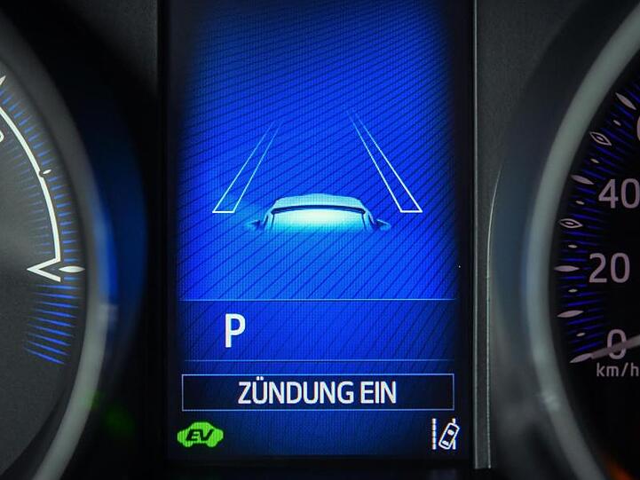 Neue Autos sollen für mehr Sicherheit im Straßenverkehr ab 2022 verpflichtend mit einer ganzen Reihe elektronischer Kontrollsysteme wie Spurhalte- und Tempoassistenten ausgestattet werden.