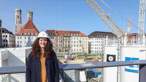 Daria Mundt auf dem Dach des DB Info-Centers am Marienhof. Sie bestimmt derzeit, wo blaue Bohrer, wie rechts im Hintergrund, insgesamt etwa 100 Brunnen sowie Grundwasser-Messstellen rund um die neue S-Bahnhaltestelle gesetzt werden.
