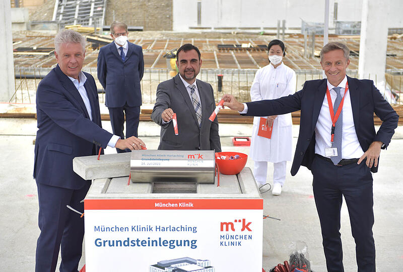 Der Grundstein ist gelegt (vorne v.l.): Oberbürgermeister Dieter Reiter (SPD), Gesundheitsminister Klaus Holetschek (CSU), und Klinik-Chef Axel Fischer.
