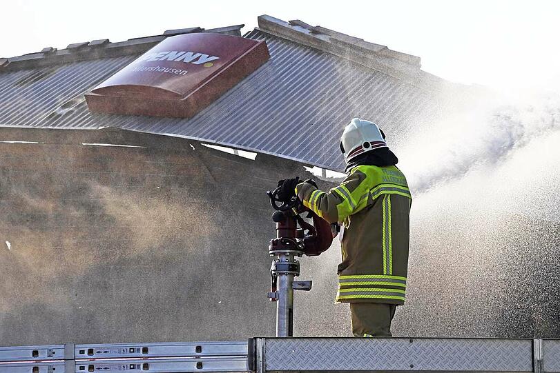 Die Feuerwehr konnte ein Abbrennen des Supermarktes nicht verhindern. Die Bilder vom Einsatzort.