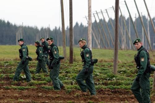 Polizisten suchen nahegelegene Hopfenfelder ab.