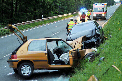 Der Mercedes und der Peugeot krachten frontal gegeneinander.