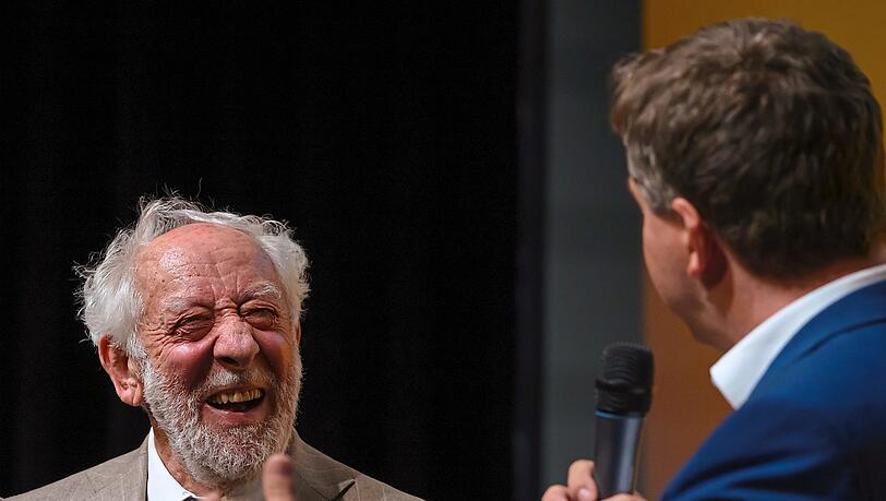 Naumburg: Sven Schulze (CDU, r.), Ministerpräsident von Sachsen-Anhalt, und der Schauspieler Dieter Hallervorden unterhalten sich auf einer Wahlkampf-Veranstaltung. Naumburg: Sven Schulze (CDU, r.), Ministerpräsident von Sachsen-Anhalt, und der Schauspieler Dieter Hallervorden unterhalten sich auf einer Wahlkampf-Veranstaltung.