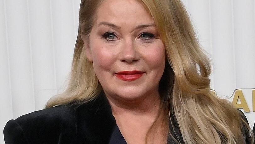 Christina Applegate wurde durch die Sitcom "Eine schrecklich nette Familie" berühmt. 2021 wurde bei ihr 2021 Multiple Sklerose diagnostiziert. Christina Applegate wurde durch die Sitcom "Eine schrecklich nette Familie" berühmt. 2021 wurde bei ihr 2021 Multiple Sklerose diagnostiziert.