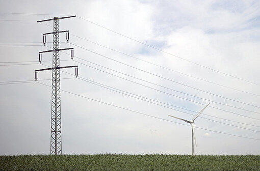 Ein 14-jähriger Bub lag schwer verletzt neben einem Strommast. Offenbar war der Junge auf den Mast geklettert und gestürzt.
