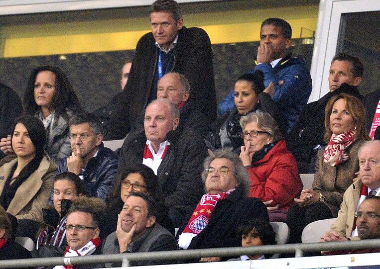 Uli Hoeneß verfolgt das Champions-League-Spiel gegen Manchester United - diesmal ist sogar seine Frau Susanne mit dabei.