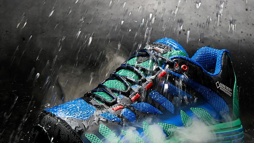 Mit der Rundumbelüftung wird deutlich, spürbar und messbar mehr Feuchtigkeit aus dem Schuh gewirbelt, als bei allen bisherigen Techniken. Mit der Rundumbelüftung wird deutlich, spürbar und messbar mehr Feuchtigkeit aus dem Schuh gewirbelt, als bei allen bisherigen Techniken.