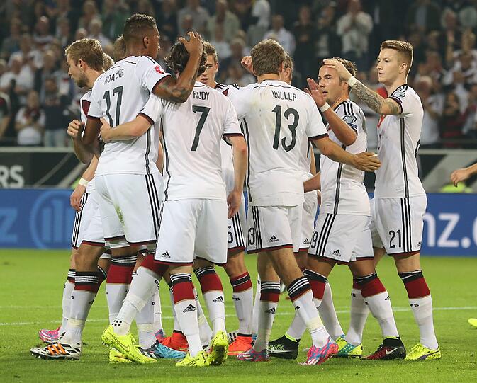 Das DFB-Team feiert den ersten Treffer von Thomas Müller gegen Schottland.