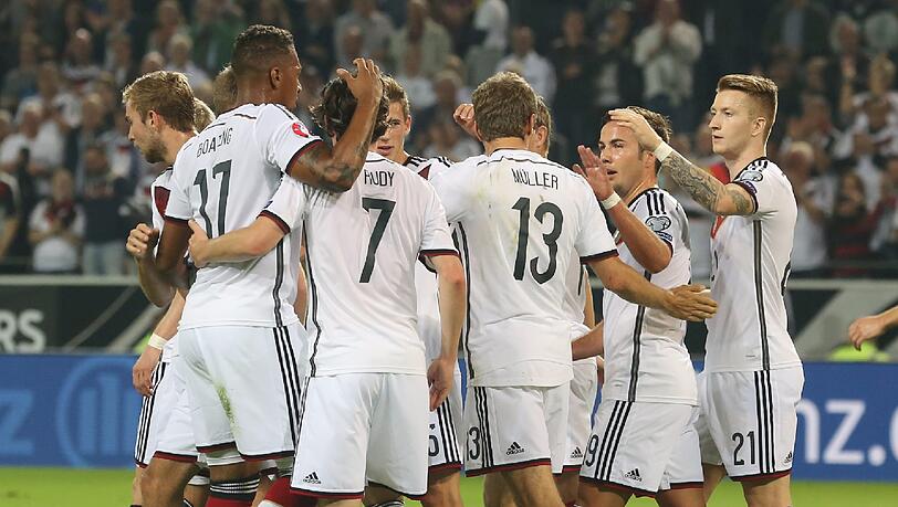 Das DFB-Team feiert den ersten Treffer von Thomas Müller gegen Schottland. Das DFB-Team feiert den ersten Treffer von Thomas Müller gegen Schottland.