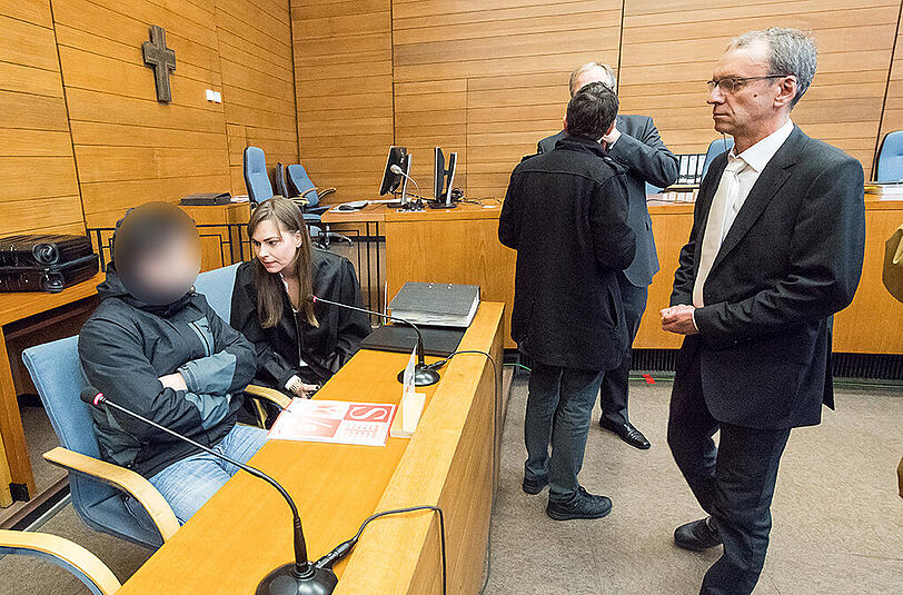 Der Fahrdienstleiter Michael P. im Sitzungssaal des Landgerichts neben seiner Anwältin Ulrike Thole (2.v.l.), während der Oberstaatsanwalt der Staatsanwaltschaft Traunstein, Jürgen Branz (r), zur Anklagebank geht. Dem angeklagten Fahrdienstleiter wird fahrlässige Tötung vorgeworfen.