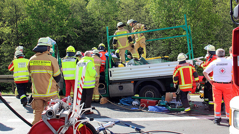 Nach einem Lkw-Unfall mit mehreren Schwerverletzten behinderten (mal wieder) dreiste Gaffer die Rettungsarbeiten.
