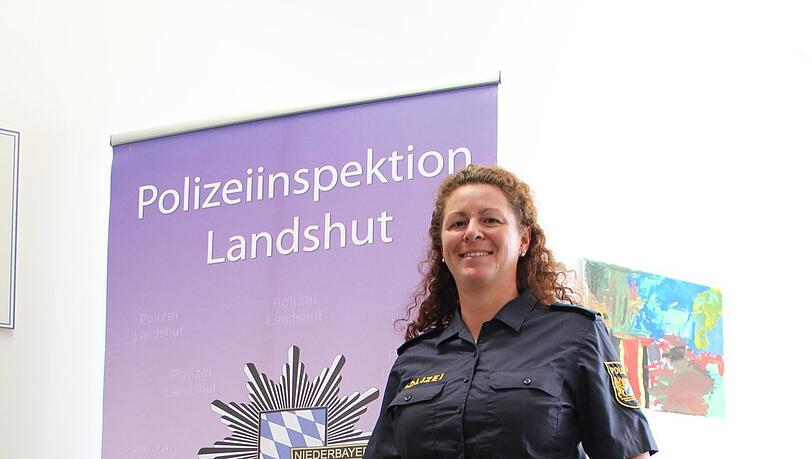 Endlich keine Männerhosen mehr. Die Landshuter Polizei Hauptmeisterin Renate Schrempf (41) ist zufrieden mit dem Schnitt der neuen Kleidung. Die neue Uniform sitzt. Endlich keine Männerhosen mehr. Die Landshuter Polizei Hauptmeisterin Renate Schrempf (41) ist zufrieden mit dem Schnitt der neuen Kleidung. Die neue Uniform sitzt.