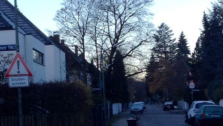Eines der vielen Straßenschäden-Schilder. Eines der vielen Straßenschäden-Schilder.