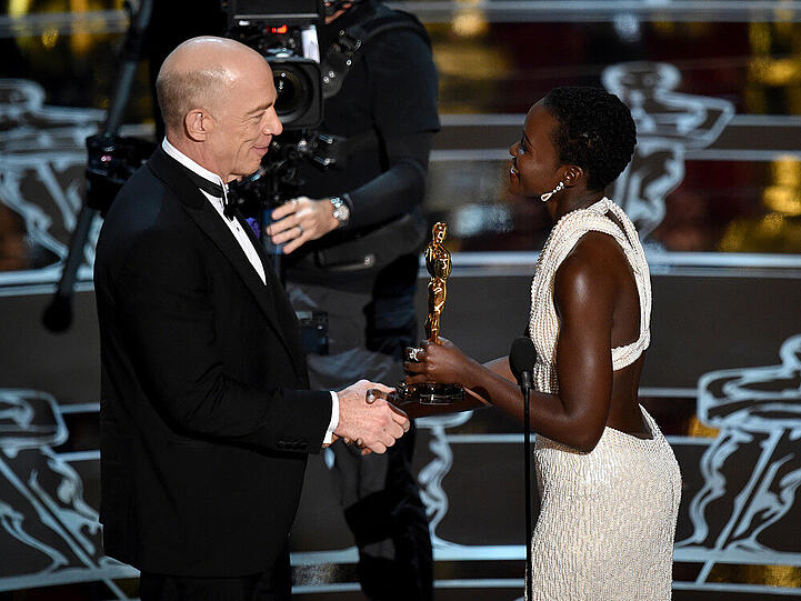 Diese Szene war im deutschen TV nicht zu sehen: J.K. Simmons bekommt seinen Oscar von Kollegin Lupita Nyong'o
