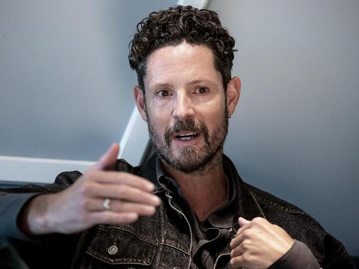 Der Musiker Max Herre gestikuliert in einem Interview. Foto: Christoph Soeder/dpa/Archivbild