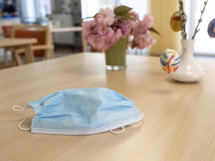 Ein Mundschutz liegt auf einem Tisch einer Pflege- und Senioreneinrichtung. Foto: Frank Molter/dpa/Symbolbild