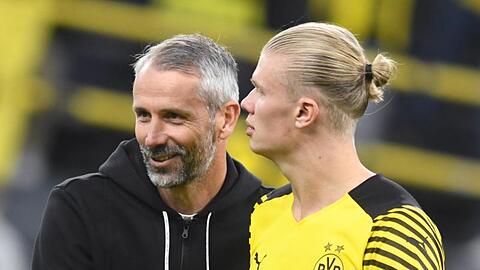 BVB-Trainer Marco Rose (l) hofft auf einen Einsatz von Stürmerstar Erling Haaland.