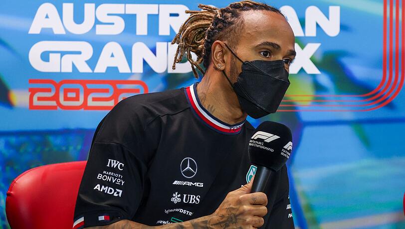 Der britische Mercedes-Pilot Lewis Hamilton beantwortet Fragen während einer Pressekonferenz.