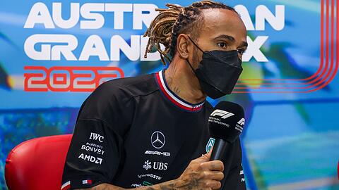 Der britische Mercedes-Pilot Lewis Hamilton beantwortet Fragen während einer Pressekonferenz.