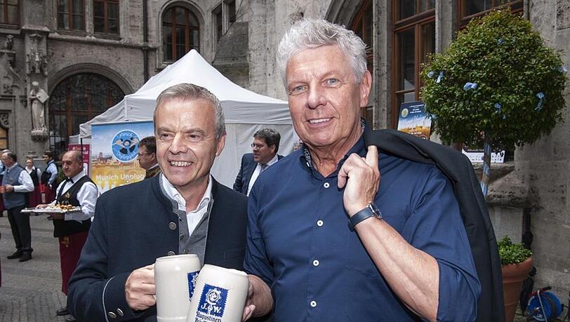 Wirt Gregor Lemke (links) hat Wünsche an den OB Dieter Reiter. Wirt Gregor Lemke (links) hat Wünsche an den OB Dieter Reiter.