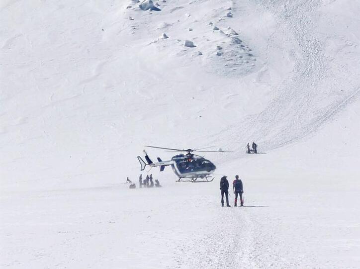 Rettungshelfer der französischen Gendarmerie bei der Suche nach den Vermissten.