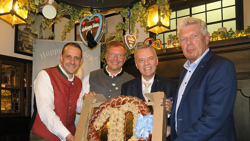 Auch Oberbürgermeister Dieter Reiter (r.) feiert mit Augustiner-Klosterwirt-Chef Gregor Lemke (zweiter v. r.) den zehnten Geburtstag.