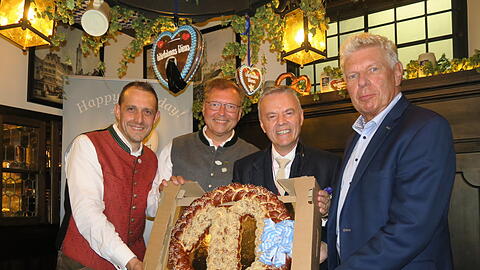 Auch Oberbürgermeister Dieter Reiter (r.) feiert mit Augustiner-Klosterwirt-Chef Gregor Lemke (zweiter v. r.) den zehnten Geburtstag.