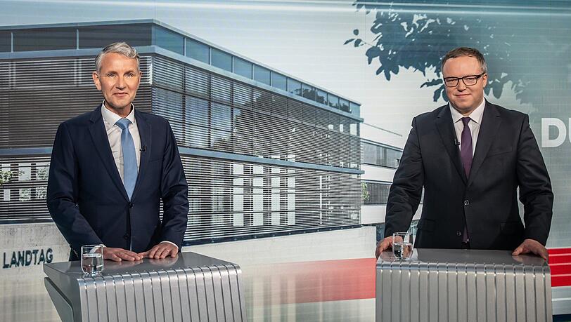 Björn Höcke (AfD, l) und Mario Voigt (CDU, r), Spitzenkandidaten für die Landtagswahl in Thüringen, stehen beim TV-Duell bei "Welt TV".