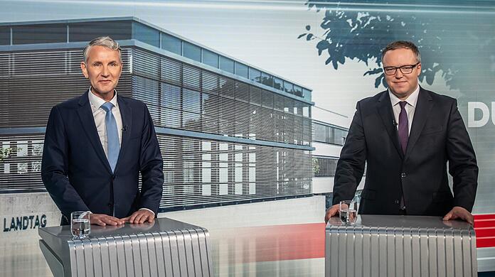 Björn Höcke (AfD, l) und Mario Voigt (CDU, r), Spitzenkandidaten für die Landtagswahl in Thüringen, stehen beim TV-Duell bei "Welt TV".