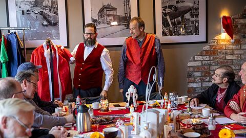 Markus von Juterczenka (links) zeigt ein besonders billiges Weihnachtsmannkostüm, von dem dringen abgeraten wird.