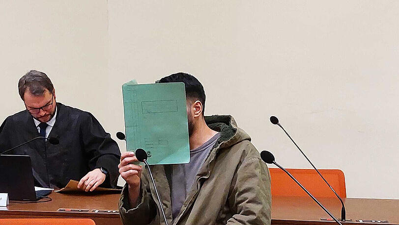 Der Angeklagte Farhad N. (r.) sitzt am zweiten Prozesstag im Saal des Oberlandesgerichts M&uuml;nchen an seinem Platz. (Archivbild)