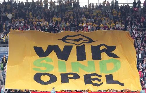 Fans des VfL Bochum zeigen sich solidarisch mit den Opel-Beschäftigten. In Bochum will Magna am meisten Jobs streichen.
