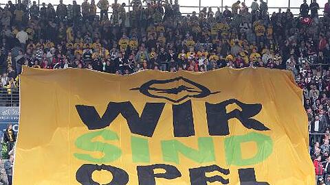 Fans des VfL Bochum zeigen sich solidarisch mit den Opel-Beschäftigten. In Bochum will Magna am meisten Jobs streichen.