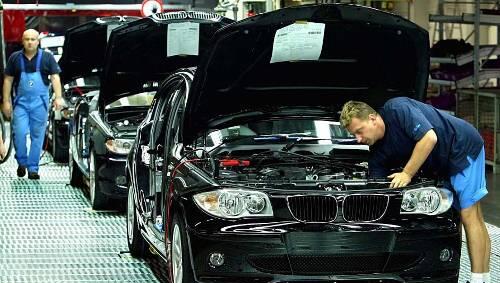 Die Fertigstellung von etwa 7000 Autos musste warten. Die Fertigstellung von etwa 7000 Autos musste warten.