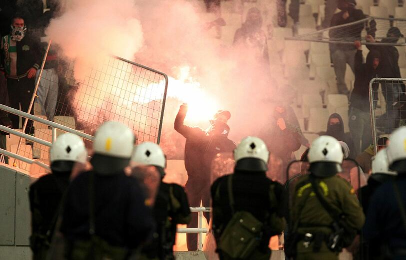&bdquo;Ich wünsche ich
könnte über Fußball reden, dass ganz Griechenland faszinieren würde.
Ich verstehe nicht warum das alles passiert&ldquo;, sagte der Trainer von
Panathinaikos Athen, Jesualdo Ferreira.