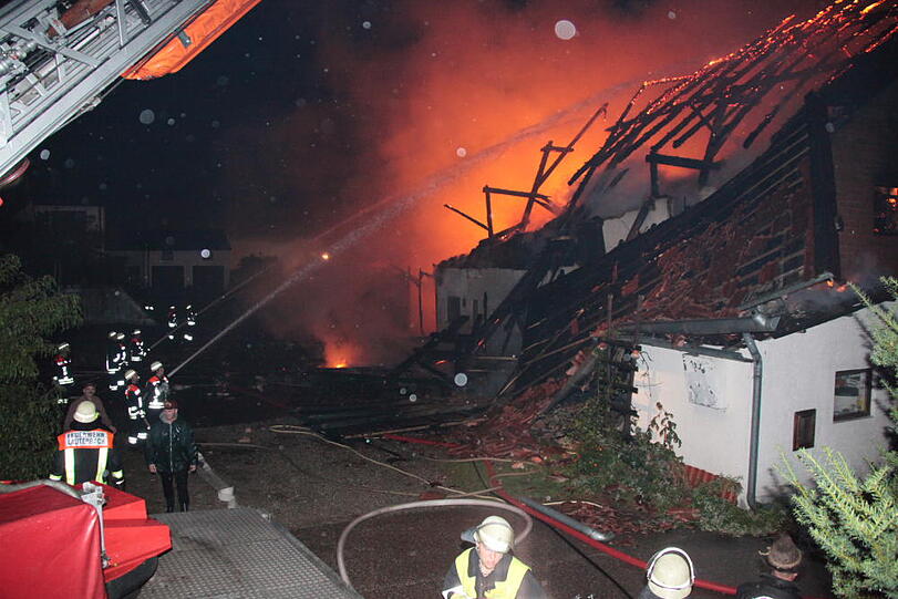 Feuerwehreinsatz in der Nacht zum Dienstag in Heldenstein: Ein Blitzschlag hat das Anwesen in Brand gesetzt. Es entstand ein Schaden in Höhe von einer halben Million Euro. Die Bilder vom Einsatz...