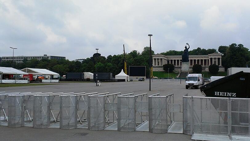 Die Leinwand auf der Theresienwiese ist einsatzbereit. Bereits um 09 Uhr morgens sind die Vorbereitungen für das Public Viewing heute Abend im Gange.