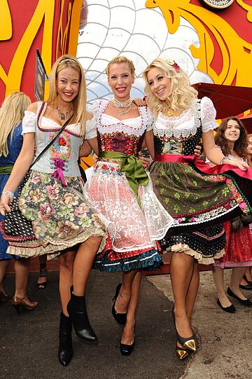 Alessandra Pocher, Claudia Effenberg und Co: Video: Promiandrang auf der Damenwiesn - Oktoberfest - Abendzeitung München