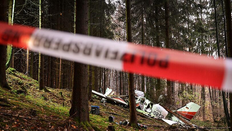 Der Rumpf des zweimotoriges Kleinflugzeuges. Beim Absturz der Maschine sind drei Menschen ums Leben gekommen. Der Rumpf des zweimotoriges Kleinflugzeuges. Beim Absturz der Maschine sind drei Menschen ums Leben gekommen.