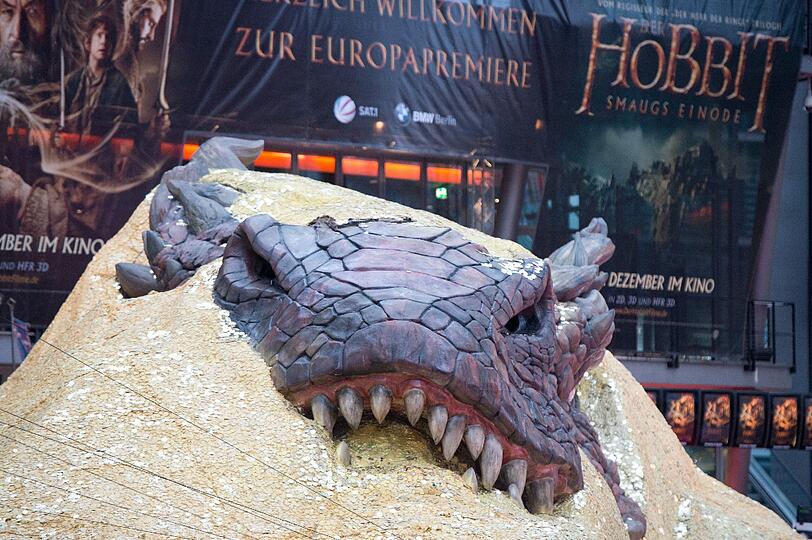 Der Drache Smaug liegt vor einem Kino.