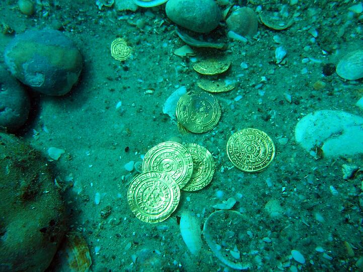 Hobby-Taucher haben vor Caesarea rund 2000 Münzen aus der Ära der Fatimiden im 11. Jahrhundert gefunden.