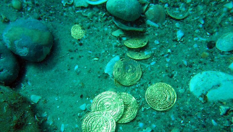 Hobby-Taucher haben vor Caesarea rund 2000 Münzen aus der Ära der Fatimiden im 11. Jahrhundert gefunden. Hobby-Taucher haben vor Caesarea rund 2000 Münzen aus der Ära der Fatimiden im 11. Jahrhundert gefunden.