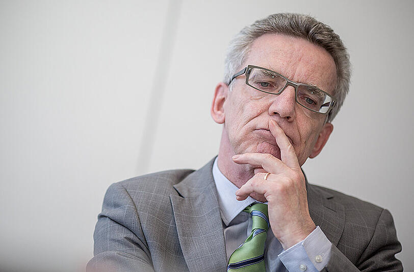 Bundesinnenminister Thomas de Maiziere hat seine Anweisung, den Familiennachzug für syrische Flüchtlinge zu verbieten, wieder zurückgenommen.