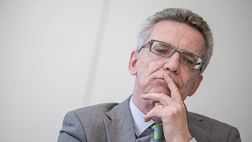 Bundesinnenminister Thomas de Maiziere hat seine Anweisung, den Familiennachzug für syrische Flüchtlinge zu verbieten, wieder zurückgenommen. Bundesinnenminister Thomas de Maiziere hat seine Anweisung, den Familiennachzug für syrische Flüchtlinge zu verbieten, wieder zurückgenommen.